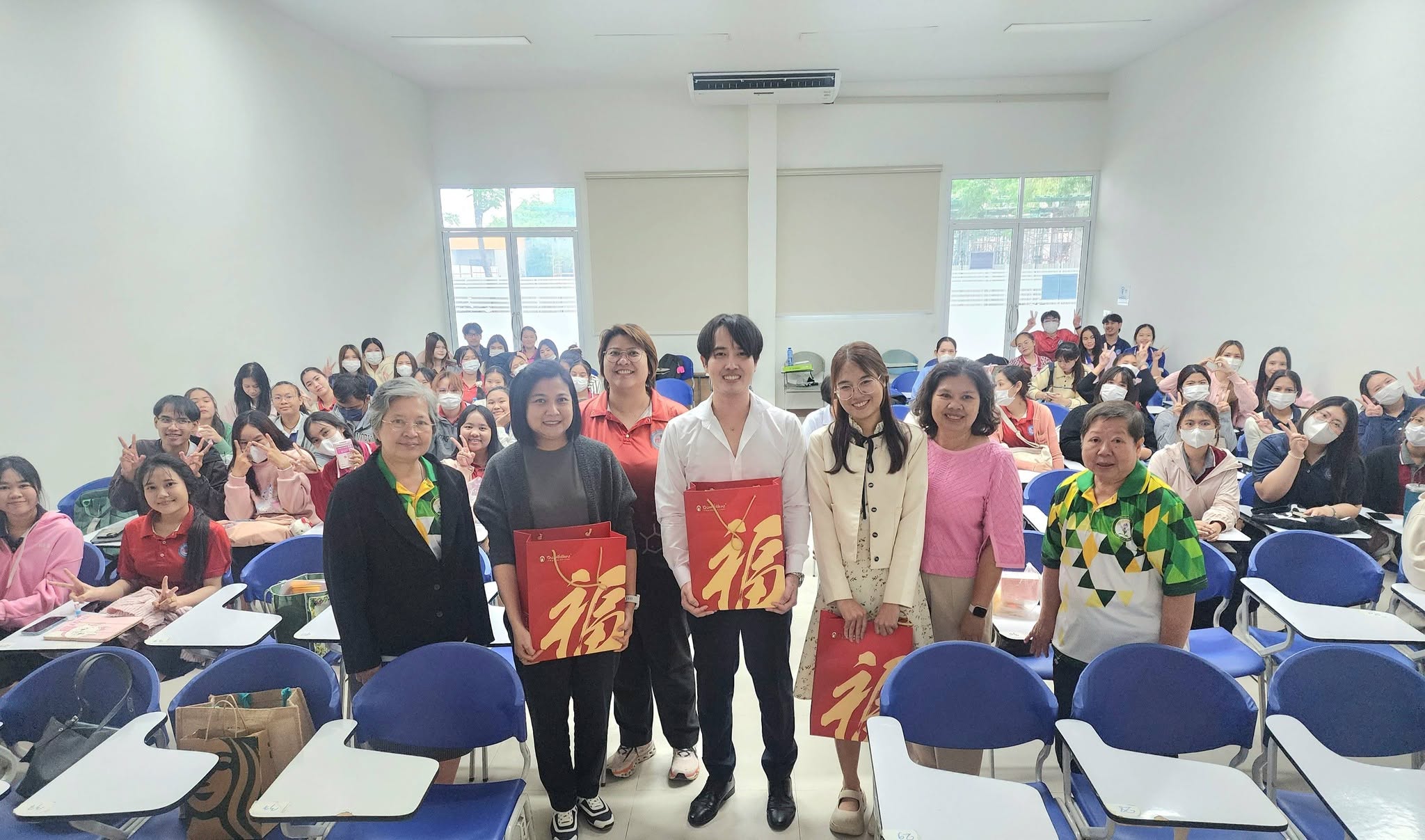 กิจกรรมบรรยายให้ความรู้แก่นักศึกษาชั้นปีที่ 4 โดยได้รับเกียรติจากวิทยากรผู้ทรงคุณวุฒิมาบรรยายให้ความรู้